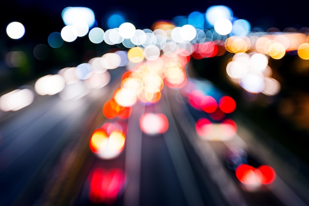 Vista offuscata e sfocata dell'autostrada di notte