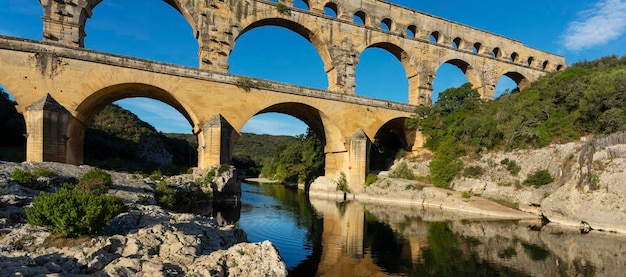 Vista orizzontale del famoso acquedotto romano di Pont du Gard in Francia