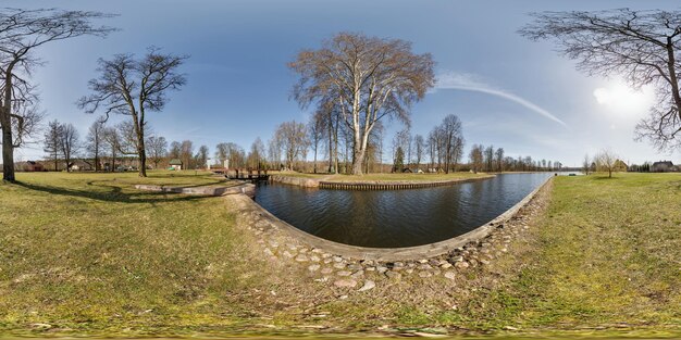 vista panoramica a 360° a sfera completa senza cuciture vicino alla chiusa della diga sulla chiusa del lago cascata impetuosa in proiezione equirettangolare contenuto VR