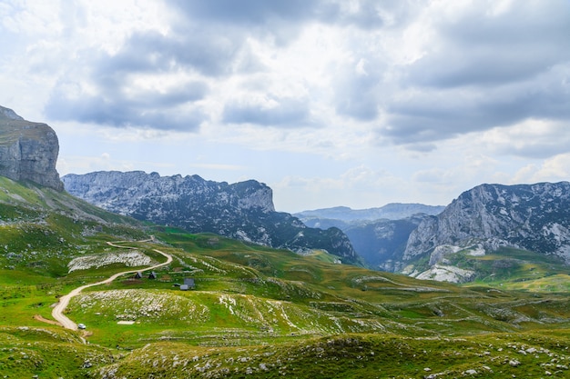 Vista panoramica a Durmitor, Montenegro. Strada di montagna