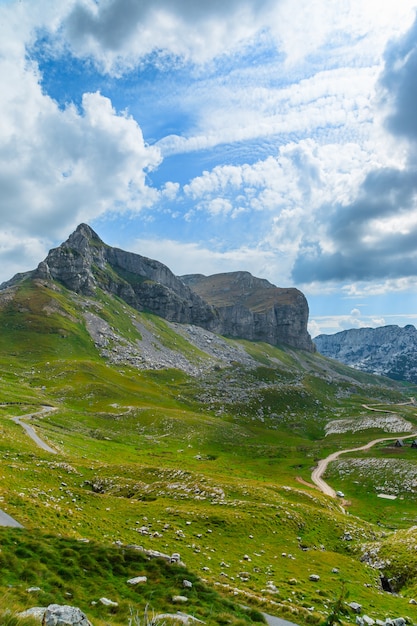 Vista panoramica a Durmitor, Montenegro. Strada di montagna