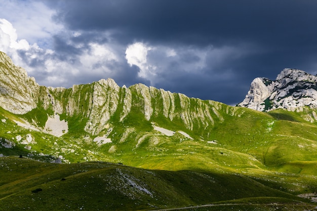 Vista panoramica a Durmitor, Montenegro. Strada di montagna