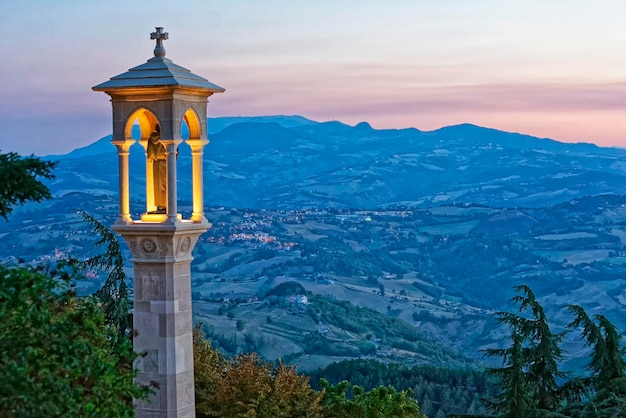 Vista panoramica a San Marino in tarda serata d'estate