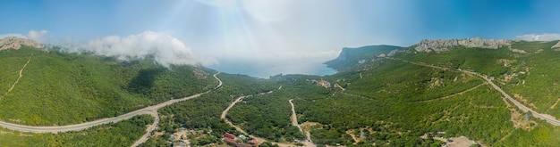 Vista panoramica ad alta risoluzione del paesaggio della Crimea delle montagne e delle colline del Mar Nero