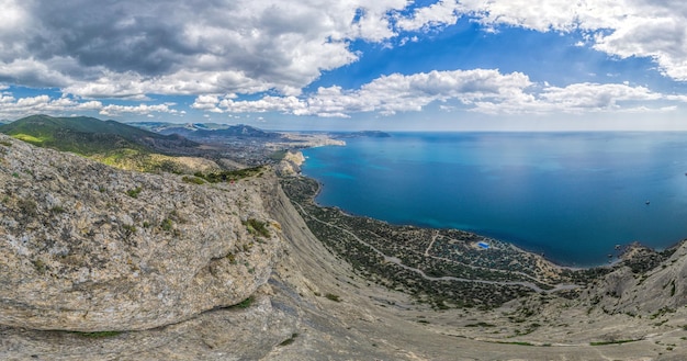 Vista panoramica ad alto angolo verso la fortezza della località turistica di Sudak dalla cima della montagna del falco ecologico