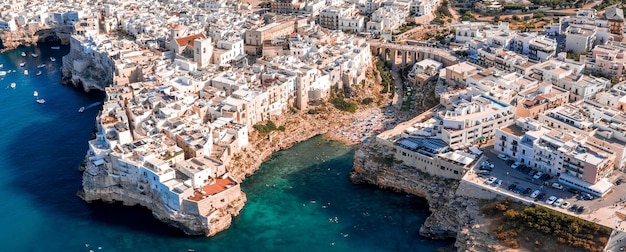 Vista panoramica aerea a Polignano a Mare, provincia di Bari, Puglia (Puglia), Italia meridionale.