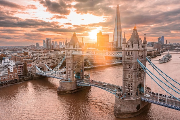 Vista panoramica aerea al tramonto del Tower Bridge di Londra e del fiume Tamigi