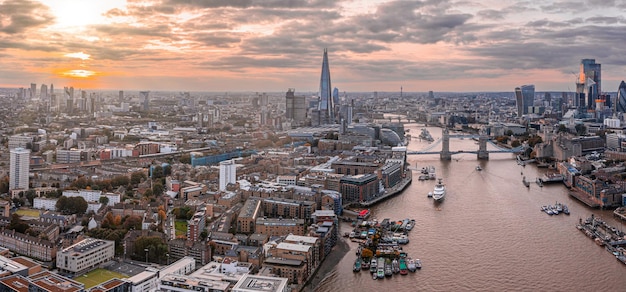 Vista panoramica aerea al tramonto del Tower Bridge di Londra e del fiume Tamigi