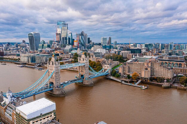 Vista panoramica aerea al tramonto del Tower Bridge di Londra e del fiume Tamigi