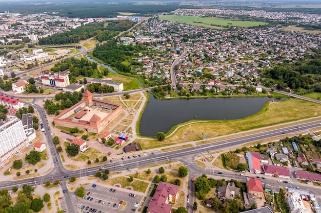 Vista panoramica aerea da grande altezza della città di provincia con un settore privato e grattacieli urbani