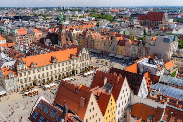 Vista panoramica aerea dall'alto del centro storico della città vecchia di Wroclaw con Rynek Market Square.