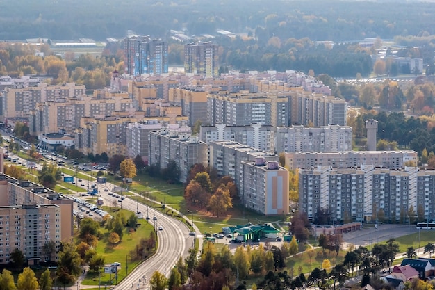 Vista panoramica aerea dall'alto di un complesso residenziale multipiano e di uno sviluppo urbano in una giornata autunnale