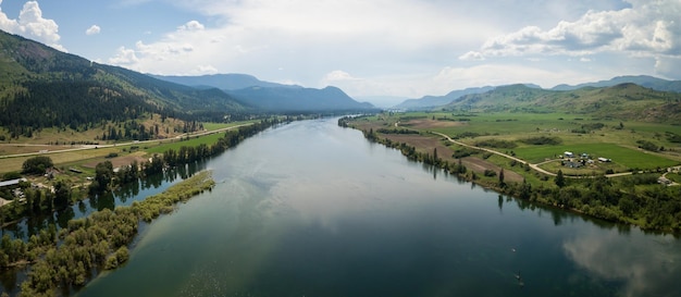 Vista panoramica aerea dei campi della fattoria dal fiume Thompson