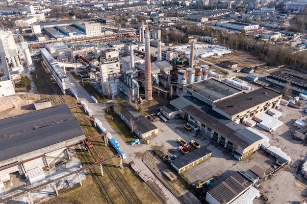 Vista panoramica aerea dei tubi come di una vecchia fabbrica abbandonata