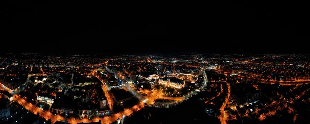 Vista panoramica aerea del centro di Iasi di notte Romania Strade ed edifici