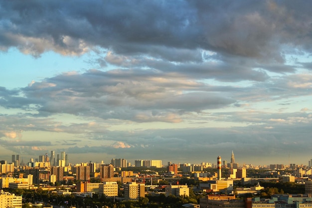 Vista panoramica aerea del distretto dell'alba a Mosca. Costruzioni residenziali urbane della via della città, meraviglia