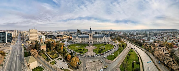Vista panoramica aerea del drone del Palazzo della Cultura in piazza Iasi Romania di fronte ad esso