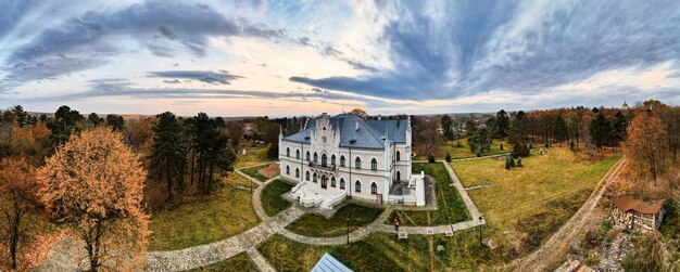 Vista panoramica aerea del drone del Palazzo di Alexandru Ioan Cuza in Romania