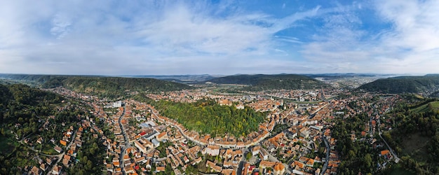 Vista panoramica aerea del drone di Sighisoara Romania Strade verdi di vecchi edifici