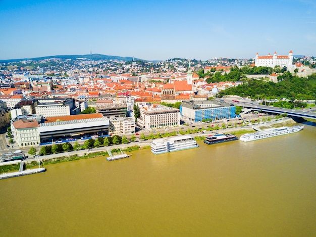 Vista panoramica aerea del fiume Danubio a Bratislava. Bratislava è una capitale della Slovacchia.