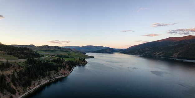 Vista panoramica aerea del lago Kalamalka