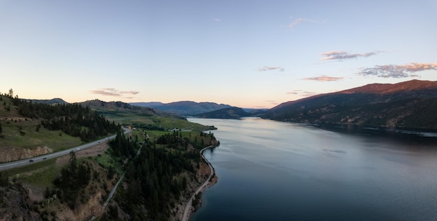 Vista panoramica aerea del lago Kalamalka