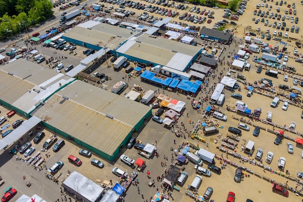 Vista panoramica aerea del mercato delle pulci a vecchi oggetti in vendita un sacco di mercato su Englishtown NJ USA