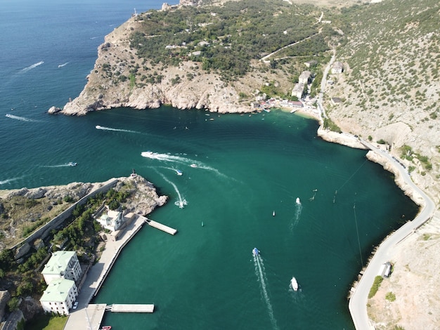 Vista panoramica aerea del paesaggio di balaklava con barche e mare nella baia di marina crimea sevastopol