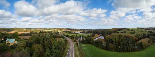 Vista panoramica aerea del paesaggio di Farm Fields durante una giornata di sole