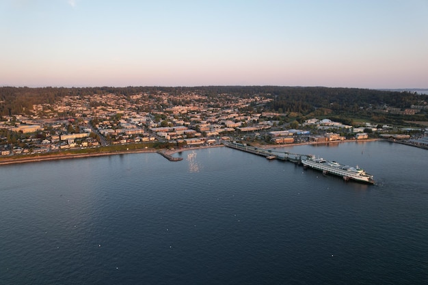 Vista panoramica aerea del paesaggio marino e della città balneare di Edmonds Washington