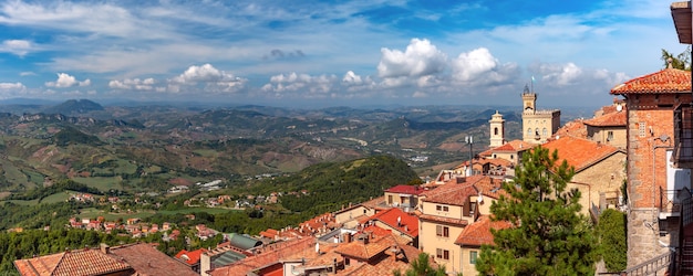 Vista panoramica aerea del paesaggio urbano di San Marino con Palazzo Pubblico, municipio della città di San Marino all'alba, Repubblica di San Marino