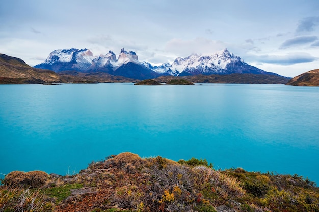 Vista panoramica aerea del Parco Nazionale Torres del Paine. Torres del Paine è un parco nazionale che comprende montagne, ghiacciai, laghi e fiumi nella Patagonia meridionale, in Cile.