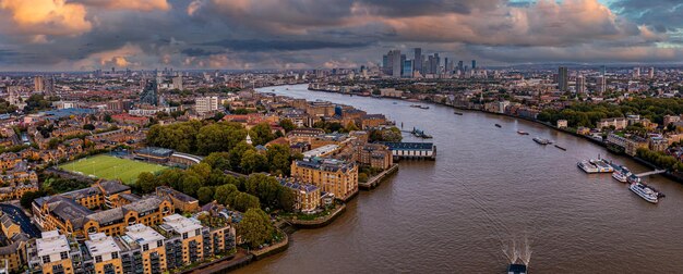 Vista panoramica aerea del quartiere degli affari di Canary Wharf a Londra, Regno Unito