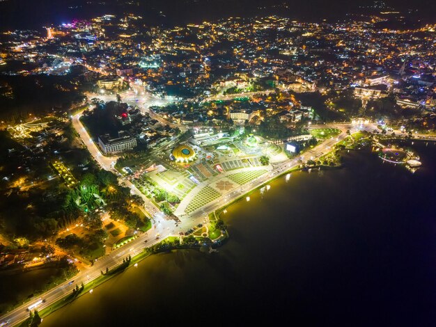 Vista panoramica aerea del Sunflower Building a Lam Vien Square a Da Lat City Città turistica sviluppata in Vietnam Centro Piazza della città di Da Lat con lago Xuan Huong Concetto di viaggio e paesaggio