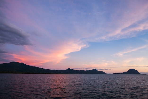 Vista panoramica aerea del tramonto sopra l'oceano.