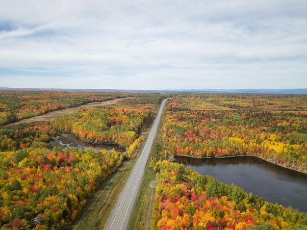 Vista panoramica aerea dell'autostrada in un paesaggio canadese durante la stagione dei colori autunnali