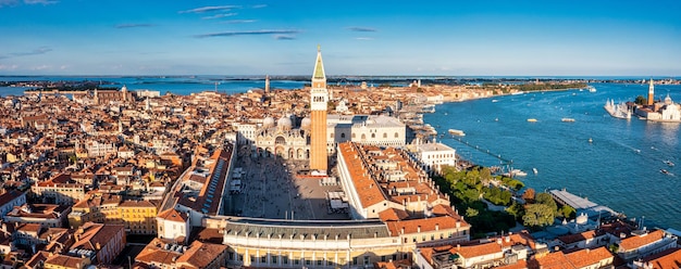 Vista panoramica aerea dell'iconico e unico Campanile in Piazza San Marco o Piazza San Marco, Venezia, Italia