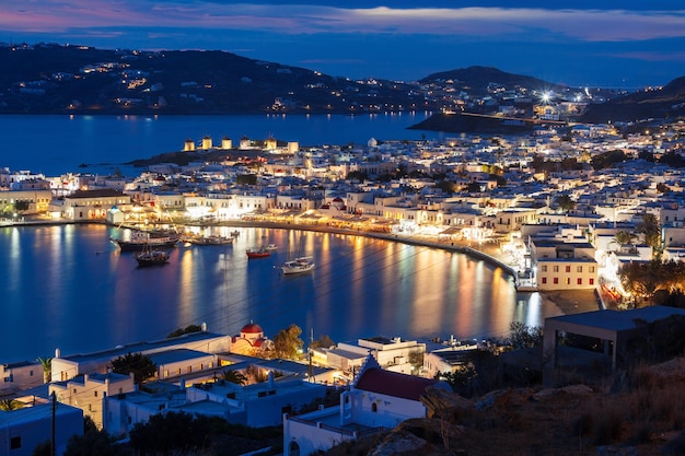 Vista panoramica aerea dell'isola di Mykonos di notte. Mykonos è un'isola, parte delle Cicladi in Grecia.