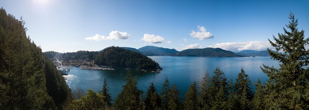 Vista panoramica aerea della baia a ferro di cavallo a Howe Sound