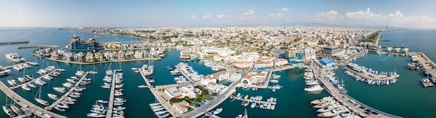 Vista panoramica aerea della bellissima Marina di Limassol Cipro