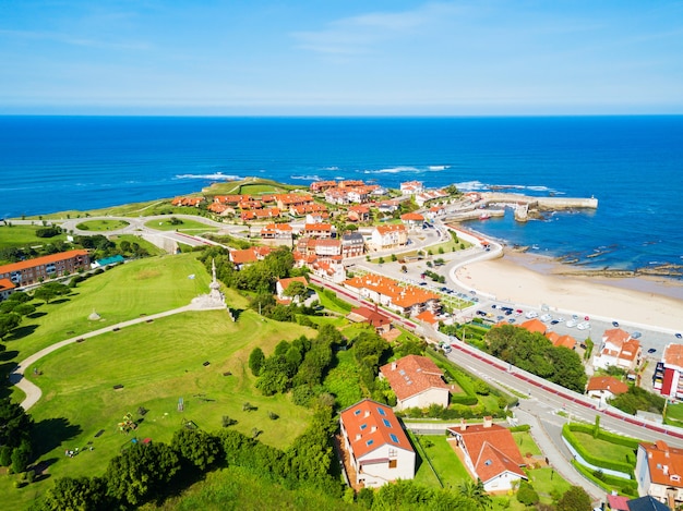 Vista panoramica aerea della città di Comillas, regione di Cantabria di Spain