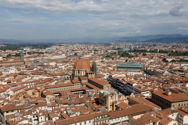 Vista panoramica aerea della città di Firenze dalla cupola del Duomo di Firenze (Cattedrale di Santa Maria del Fiore)