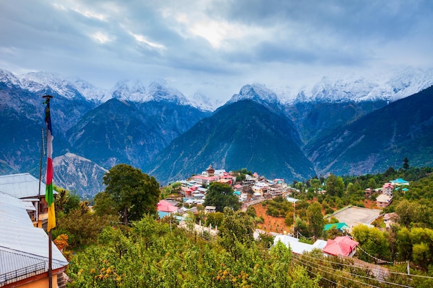 Vista panoramica aerea della città di Kalpa India