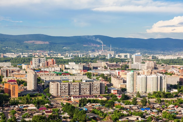 Vista panoramica aerea della città di Krasnoyarsk dal punto di vista della montagna di Karaulnaya a Krasnoyarsk, Russia