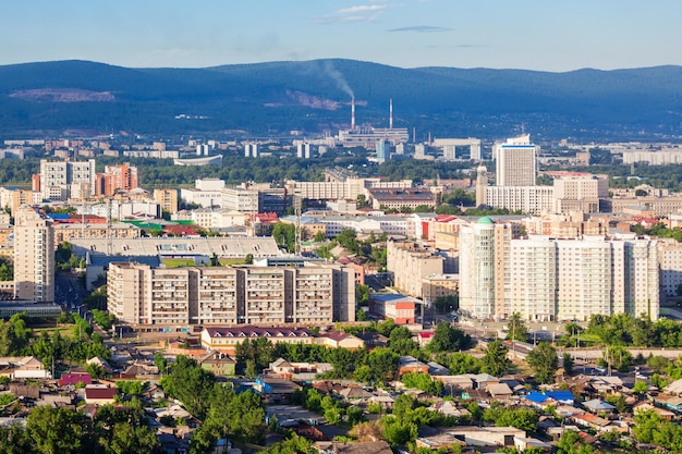 Vista panoramica aerea della città di Krasnoyarsk dal punto di vista della montagna di Karaulnaya a Krasnoyarsk, Russia