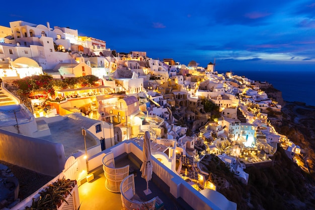 Vista panoramica aerea della città di Oia sul tramonto. Oia o Ia è una piccola città sull'isola di Santorini nelle Cicladi, in Grecia.