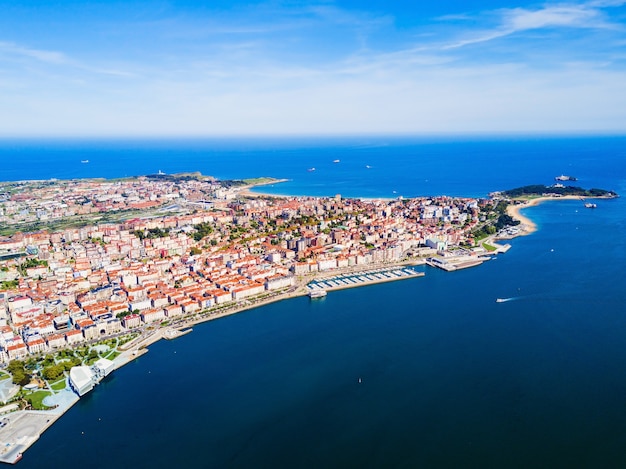 Vista panoramica aerea della città di Santander. Santander è la capitale della regione della Cantabria in Spagna