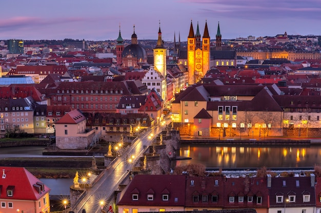 Vista panoramica aerea della città vecchia con la cattedrale, il municipio e l'Alte Mainbrucke a Wurzburg, parte della Strada Romantica, Franconia, Baviera, Germania