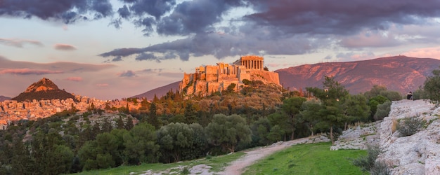 Vista panoramica aerea della collina dell'Acropoli con il Partenone e il Monte Lycabettus al meraviglioso tramonto ad Atene, Grecia