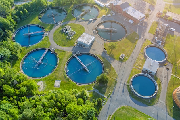 Vista panoramica aerea della moderna depurazione delle acque dell'impianto di trattamento delle acque reflue urbane